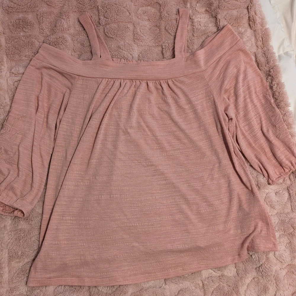 Cable & Guage Women's Dusty Rose Pink Cold Shoulder Embroidered Sleeve Top - Picture 4 of 10
